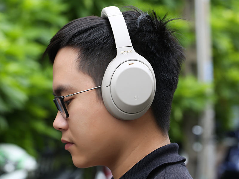 Người d&ugrave;ng sử dụng tai nghe Sony